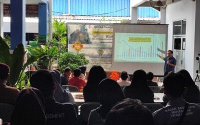 Bedah Buku Dilema Bansos di STIESA, Yanu: ‘Bansos Tak Efektif Turunkan Kemiskinan’